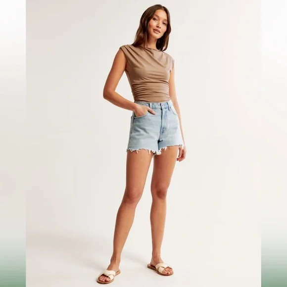Abercrombie & Fitch The 90’s Straight Ultra High Rise Jean Shorts - Picture 5 of 10